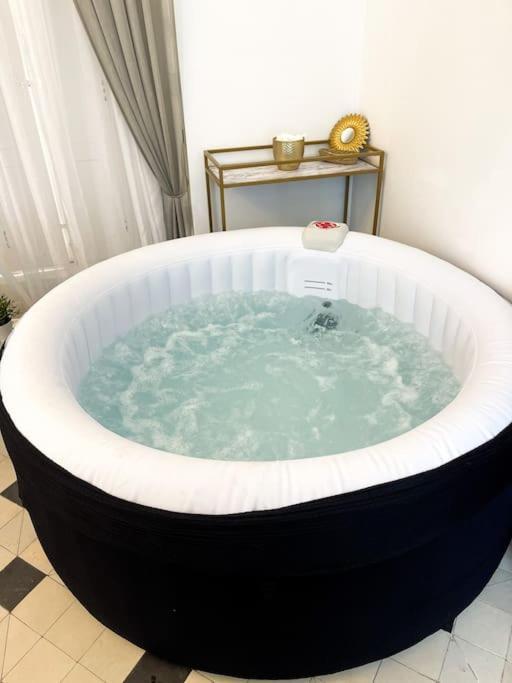 Apartamento Romantique Jacuzzi, Au Chateau A 30 Min De Paris Limay Exterior foto